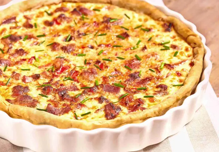 Une tourte dorée aux lardons et ciboulette, parfaite en accompagnement tourte pour un repas convivial.