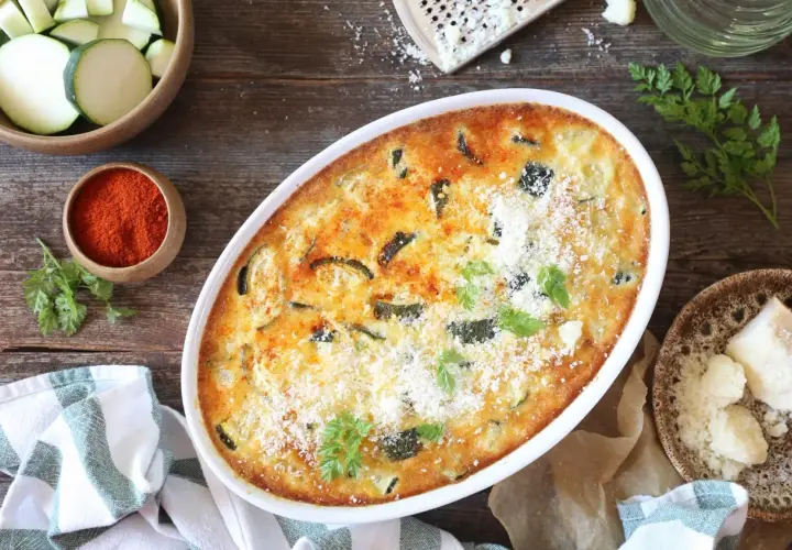 Un gratin de courgettes doré et gratiné, prêt à être dégusté. Quel accompagnement avec ce plat savoureux ?