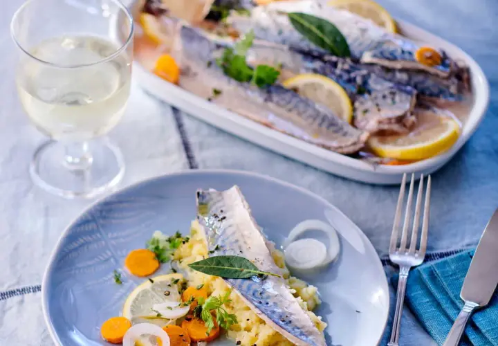 Maquereaux au vin blanc servis avec purée, carottes et citron. Quel accompagnement parfait pour ce plat !