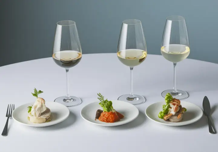Trois bouchées à la reine, accompagnées de trois verres de vin blanc. Un accord parfait pour un repas royal.