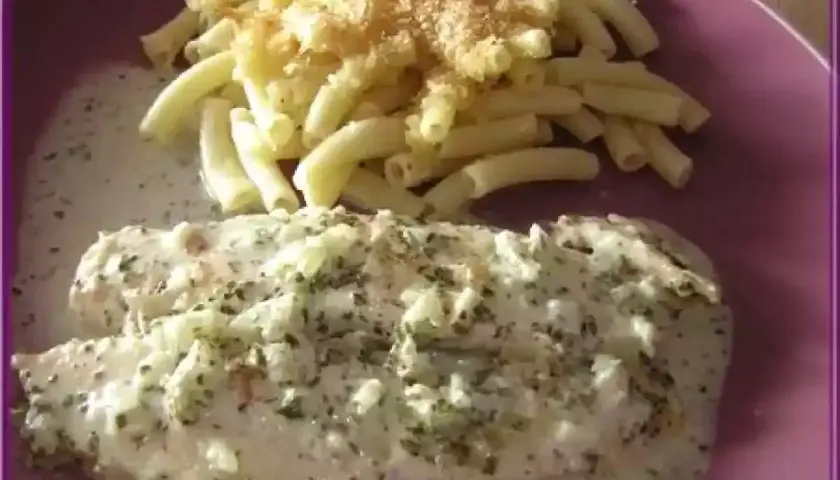 Délicieux poisson à la crème et vin blanc, servi avec des pâtes. Un plat savoureux pour un repas gourmand.