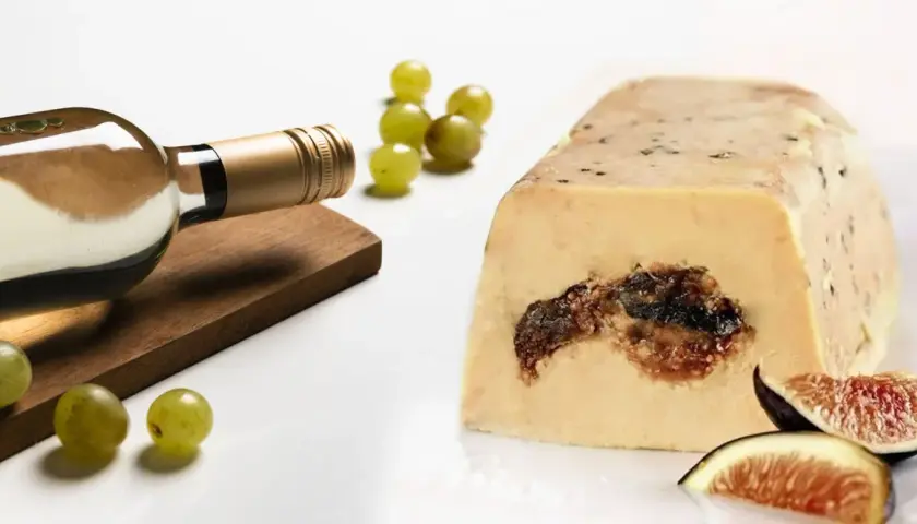Bouteille de vin blanc, raisins et foie gras aux figues. Quel vin avec foie gras poêlé ? Une association gourmande.