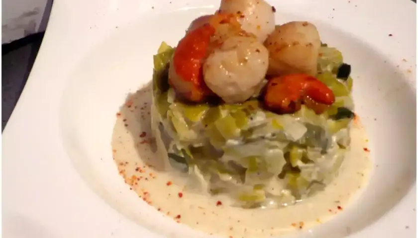 Noix de Saint-Jacques poêlées sur lit de poireaux à la crème. Un délice qui appelle un vin blanc sec.