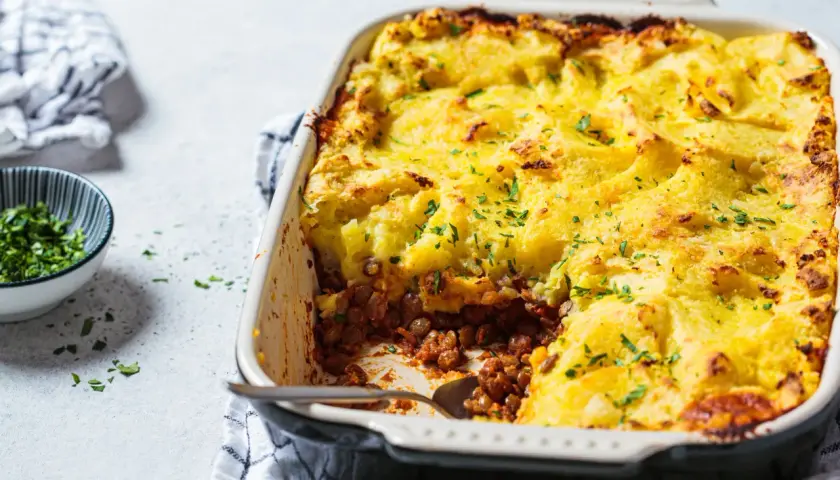 Un plat réconfortant de parmentier de canard, prêt à être dégusté. Quel vin avec parmentier de canard ? Un Pinot Noir serait parfait.