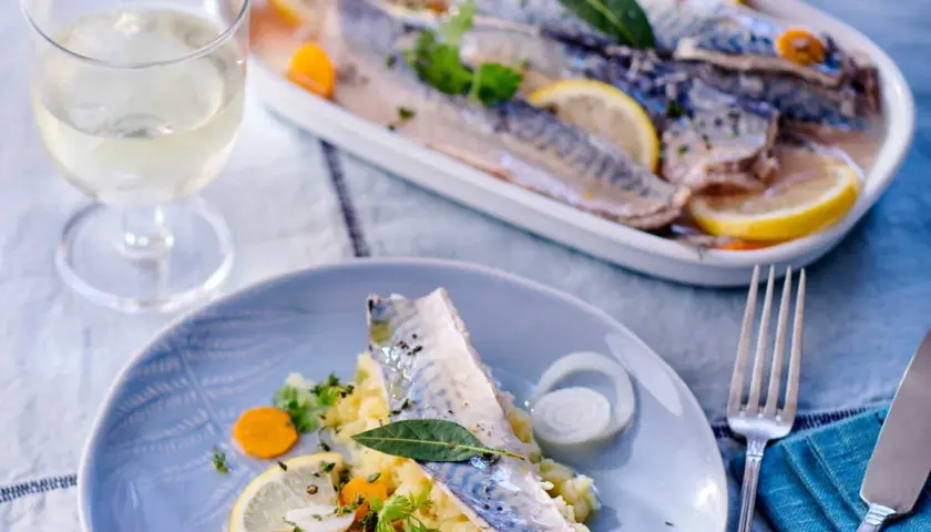 Maquereaux au vin blanc servis avec purée, carottes et citron. Quel accompagnement parfait pour ce plat !