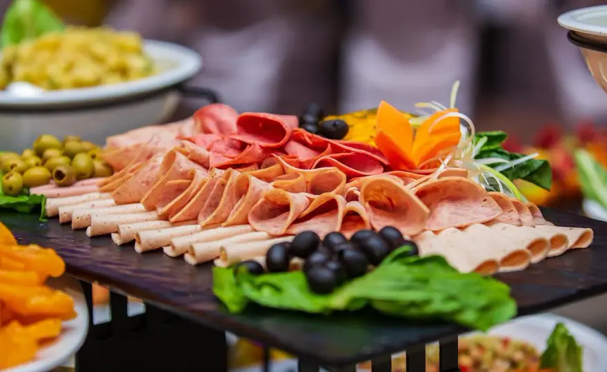Buffet froid économique pour 50 personnes - Le guide complet