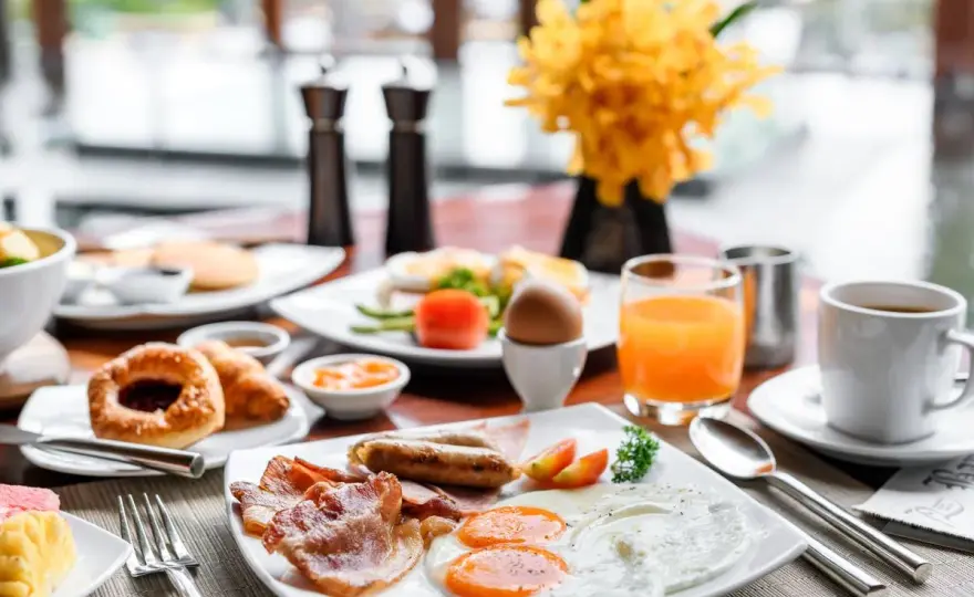 Petit déjeuner hôtel - Continental ou Américain? Faites le bon choix!