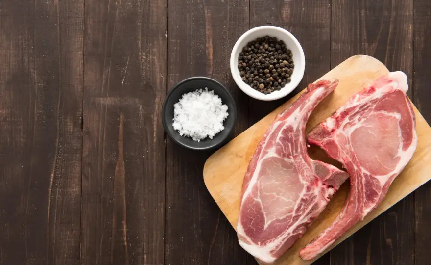 Côte de porc rosée, quelle cuisson pour rester tendre ?