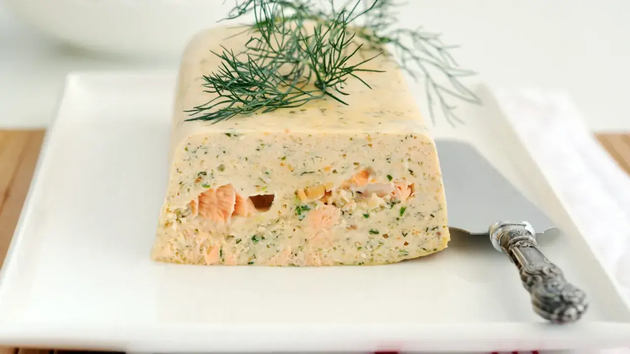 Un délicieux pain de poisson froid, garni d'aneth frais, prêt à être dégusté.