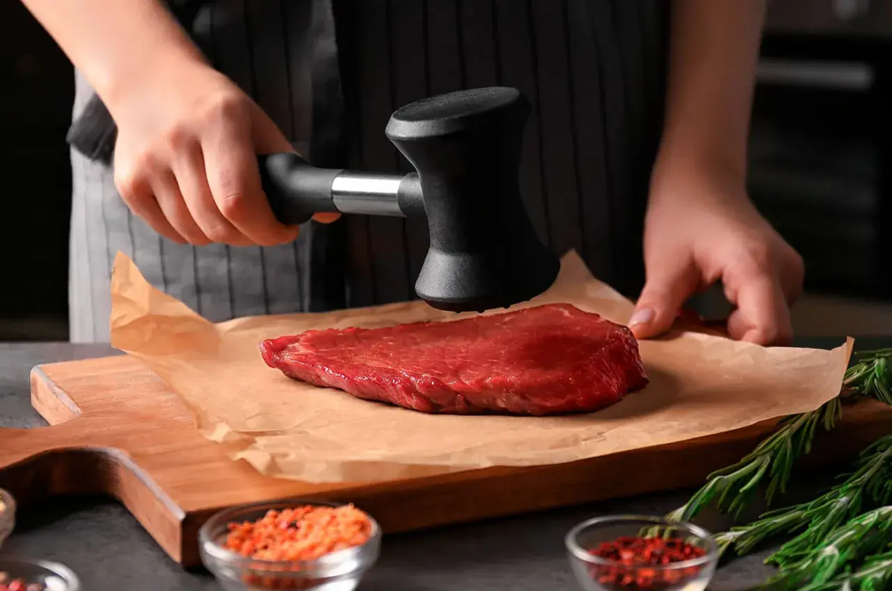 Préparation d'un steak tendre : on explique pourquoi taper la viande pour attendrir les fibres avant la cuisson.