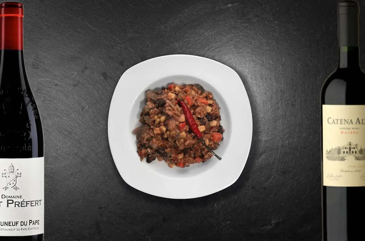 Un plat de chili con carne épicé, avec une bouteille de Châteauneuf du Pape et un Malbec. Quel vin avec chili con carne ?