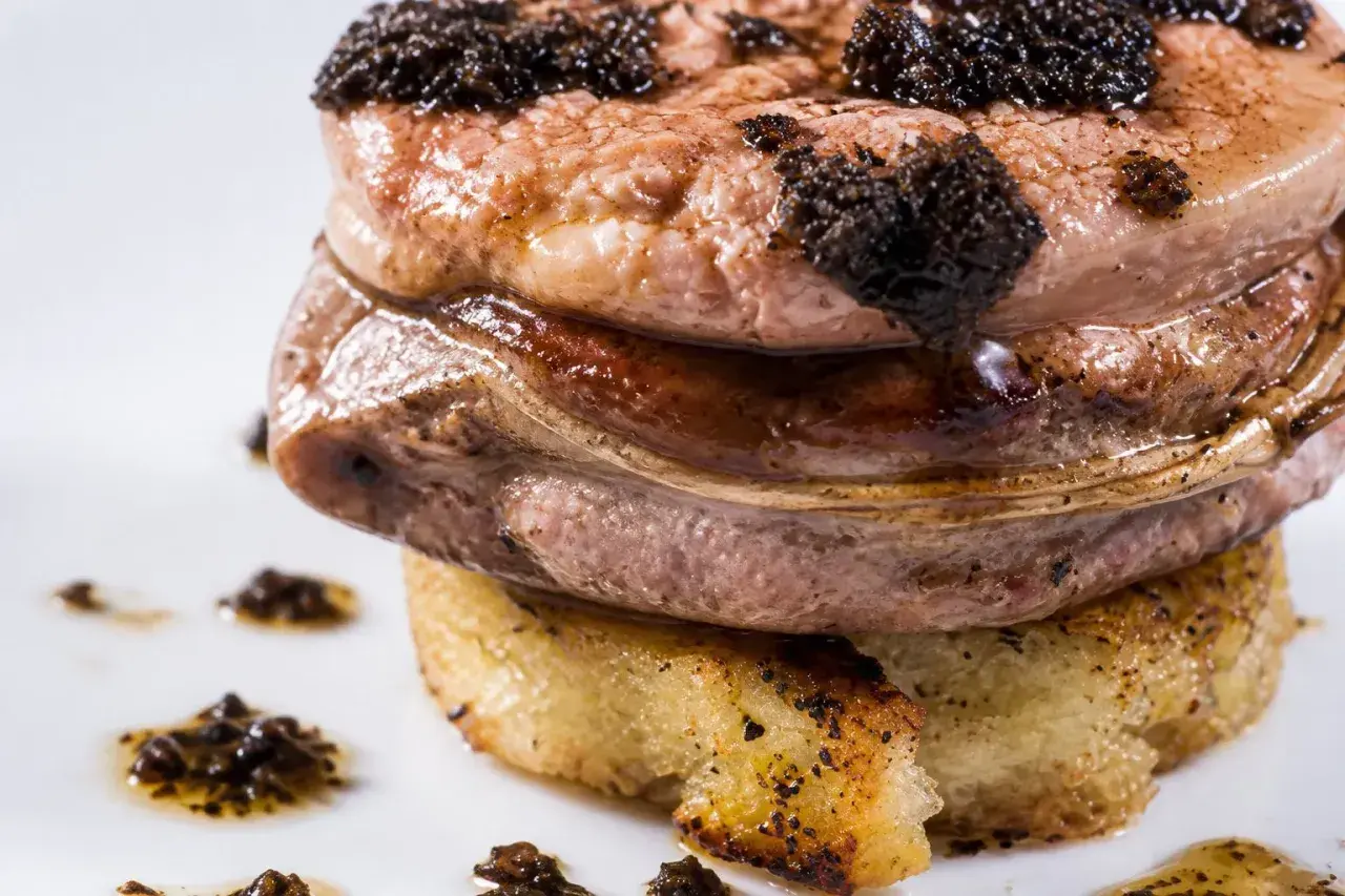 Tournedos Rossini, un délice avec foie gras et truffes. Quel vin avec tournedos rossini ? Un vin rouge corsé comme un Bordeaux ou un Bourgogne.