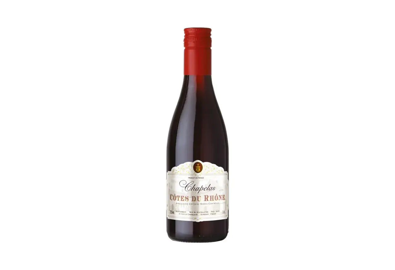 Bouteille de vin rouge Chapelas, un millésime Côtes du Rhône, avec une étiquette blanche et un bouchon rouge.