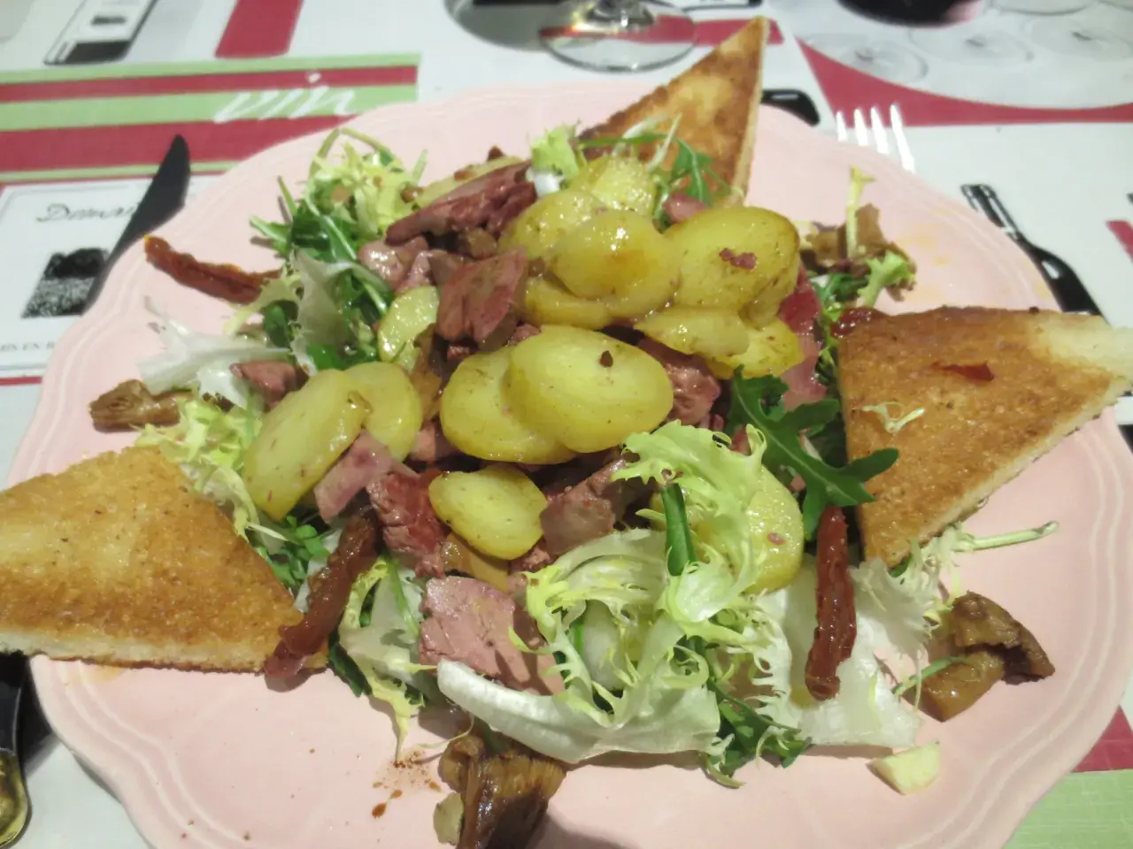 Salade périgourdine avec pommes de terre, magret, foie gras et toasts. Quel vin avec une salade périgourdine ? Un Bergerac rouge léger.