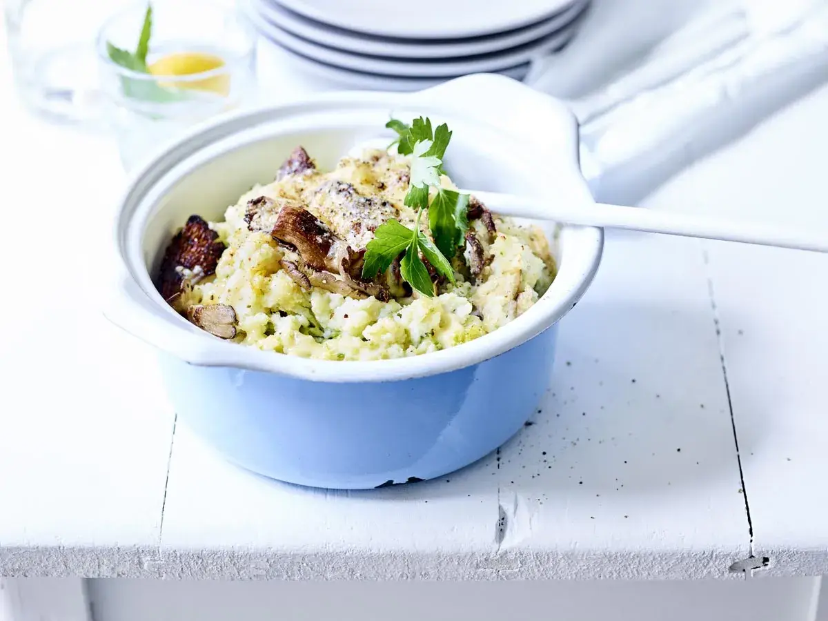 Un plat gratiné aux champignons et purée, prêt à être réchauffé. Peut-on mettre un plat congelé au four ? Oui, ce plat semble parfait pour cela !