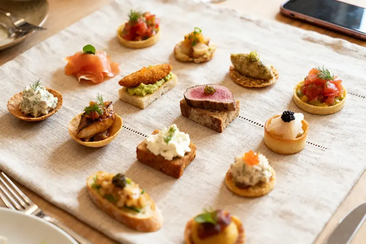 Un assortiment d'amuse-bouches variés, parfaits pour une idée repas soirée. Tartines, verrines et bouchées aux saveurs marines et terrestres.