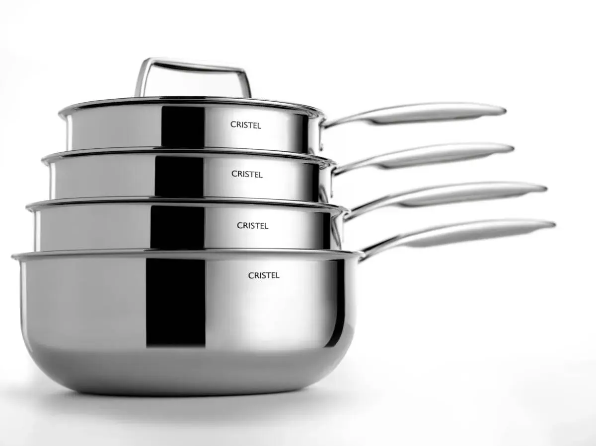 Une pile de casseroles en inox Cristel, parfaites pour le lave-vaisselle, prêtes à cuisiner.
