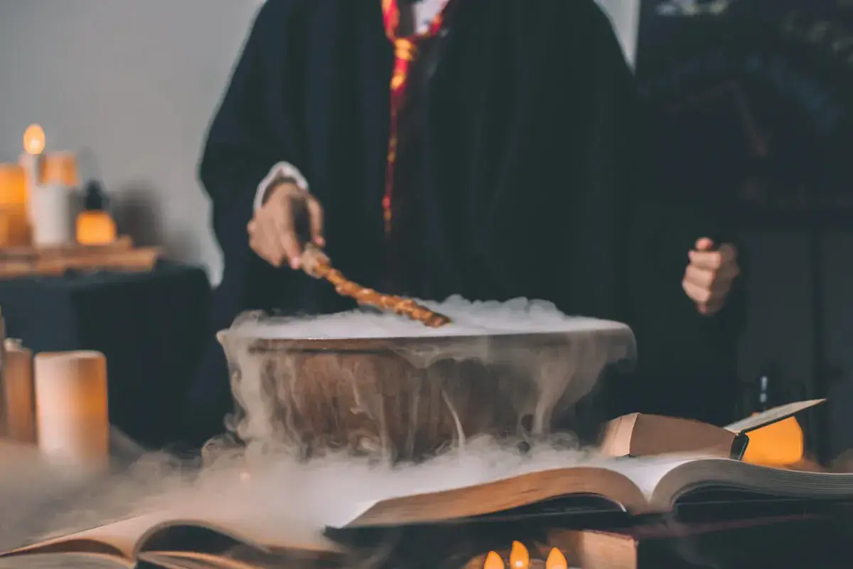 Un sorcier prépare une potion fumante pour des activités Harry Potter d'anniversaire.