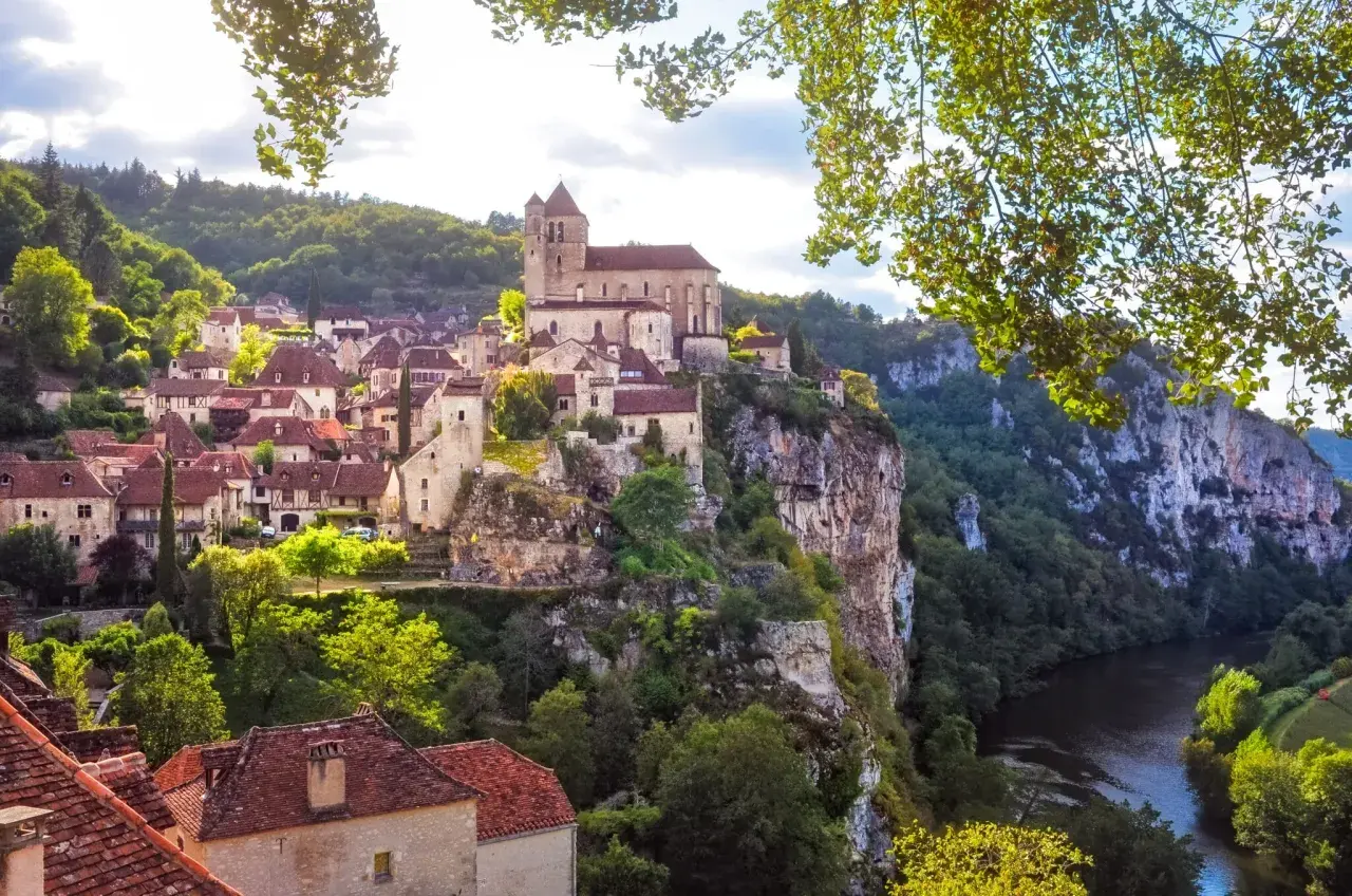 Village médiéval perché sur une falaise, dominant une rivière. Un paysage digne d'un millésime Cahors, où le temps semble s'être arrêté.