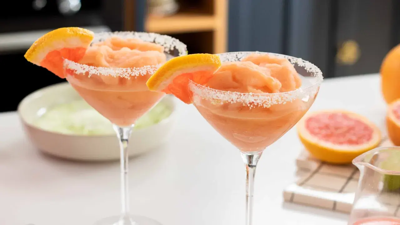 Deux cocktails glacés au pamplemousse, bordés de sucre, parfaits pour un apéro sans alcool.
