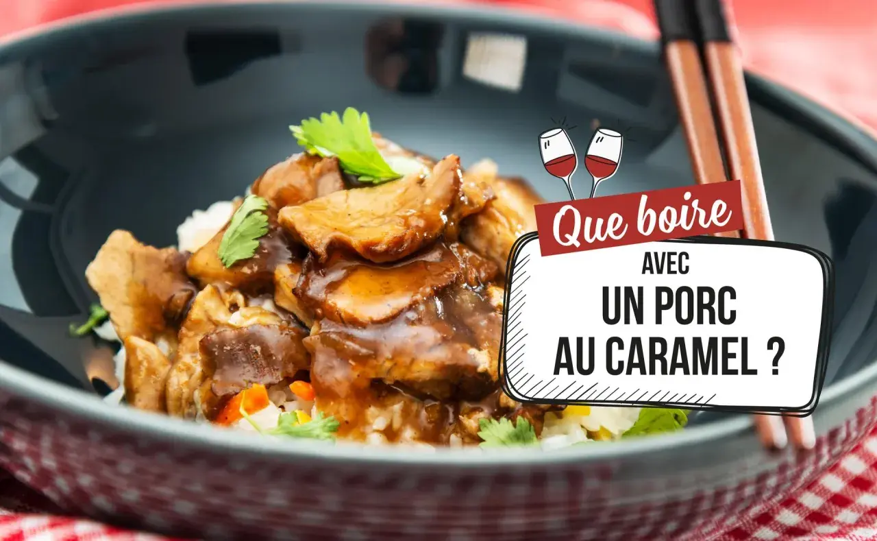 Un plat de riz avec du porc au caramel, garni de persil. Le texte demande "Que boire avec un porc au caramel ?".