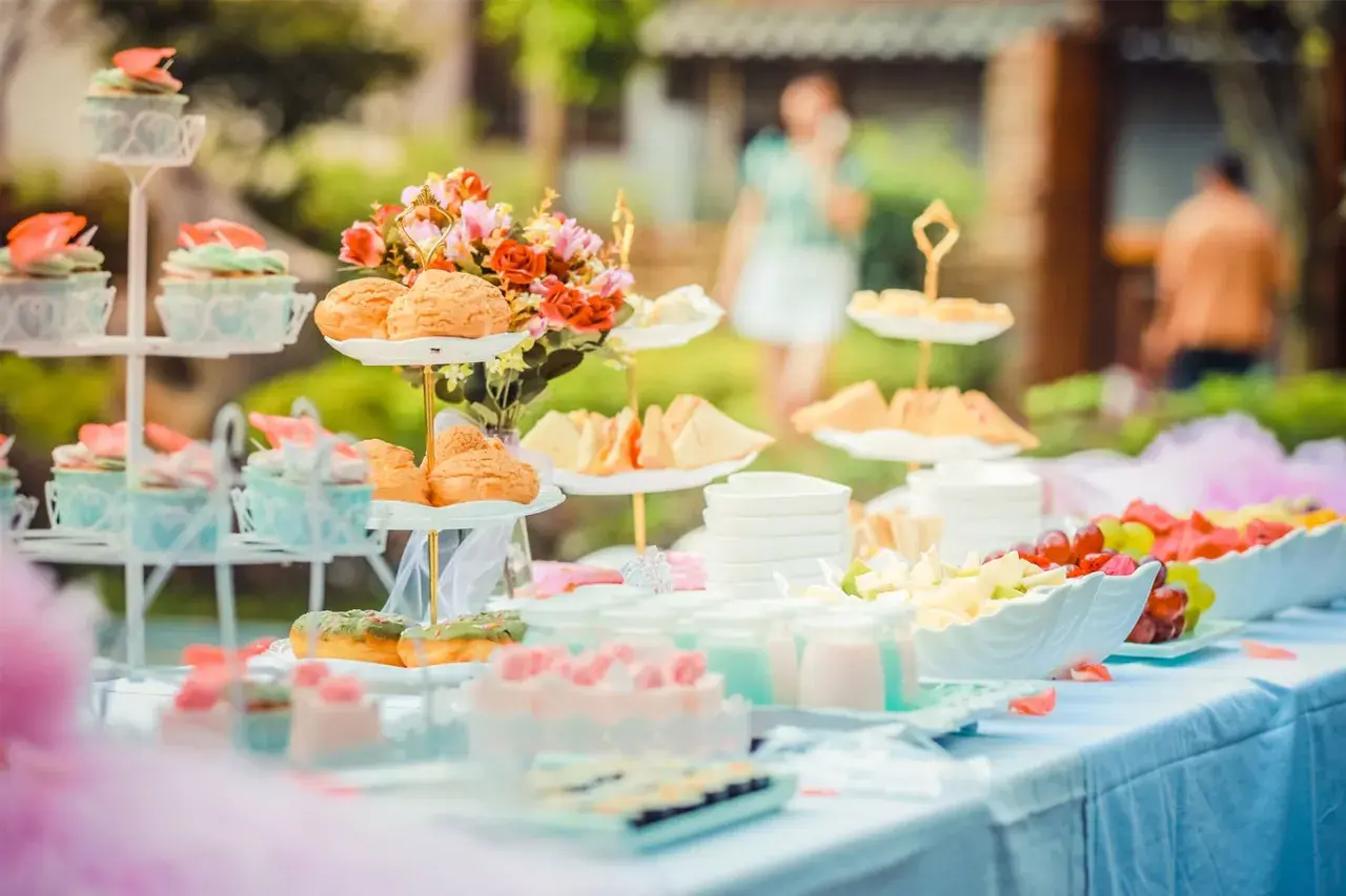 Un buffet de mariage féerique avec cupcakes, choux, fruits et douceurs. Une belle idée buffet mariage pour un jour inoubliable.