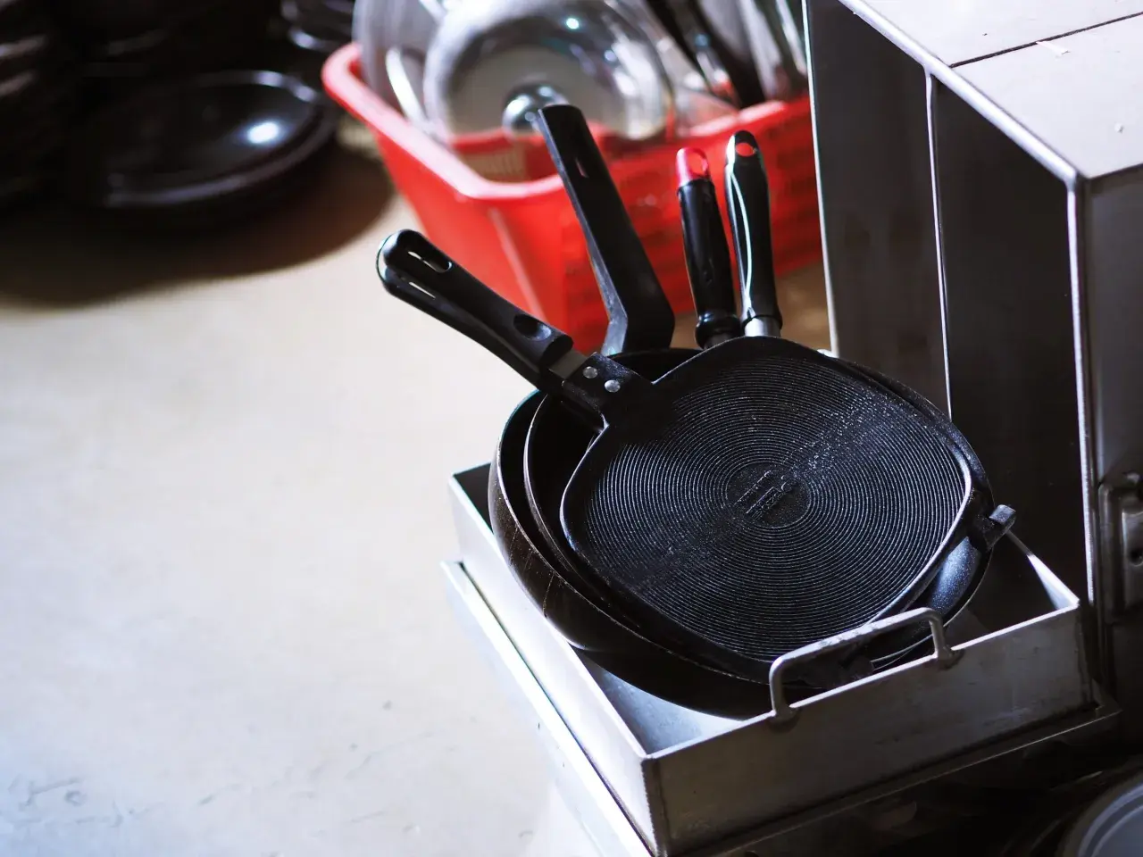 Poêles Tefal empilées, prêtes pour un nettoyage en profondeur. Apprenez comment nettoyer une poêle Tefal brûlée pour lui redonner son éclat.