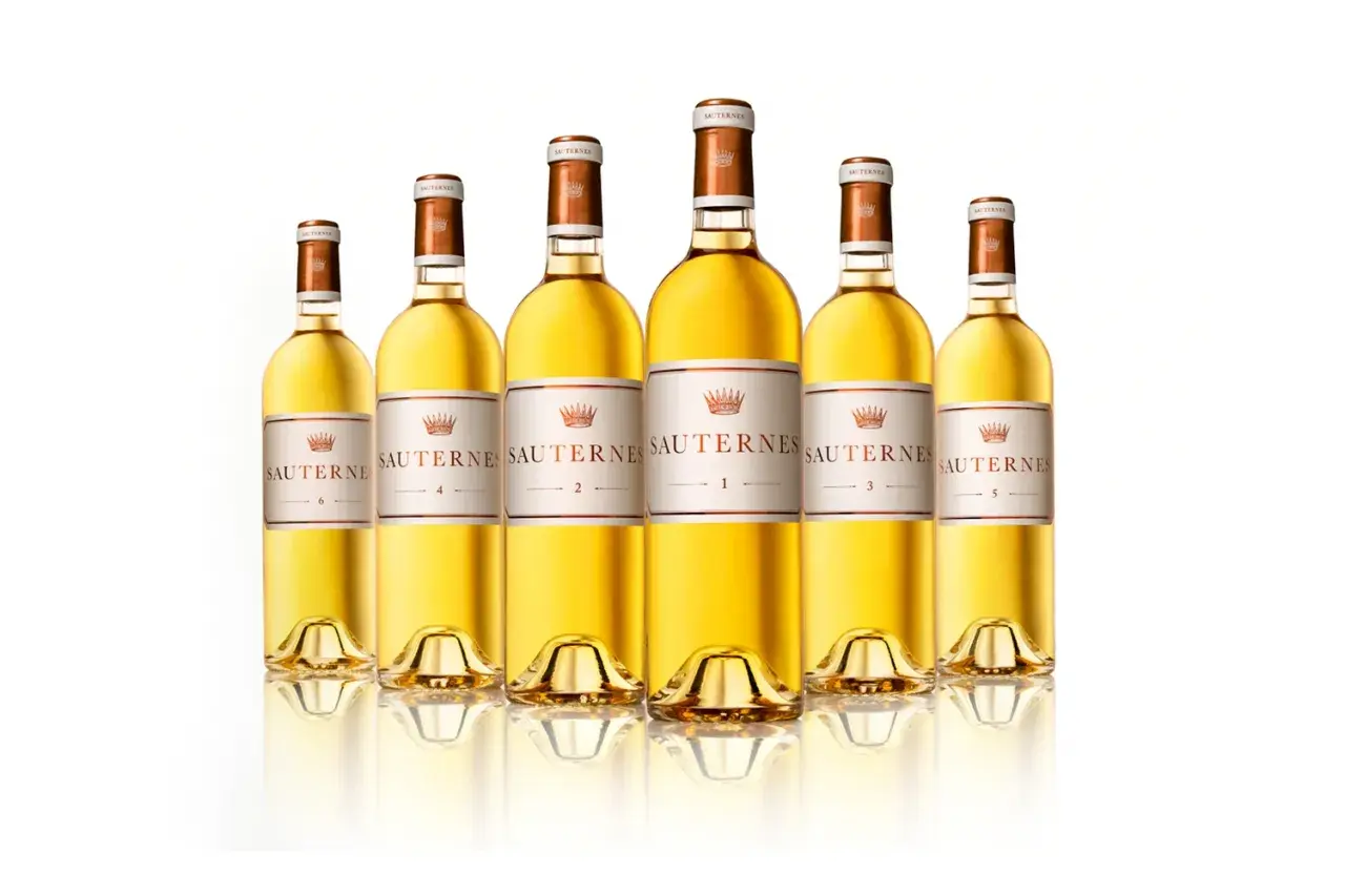 Six bouteilles de Sauternes aux étiquettes numérotées, reflétant la richesse des millésimes.