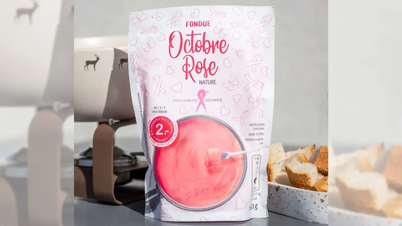 Un sachet de fondue au rosé "Octobre Rose" aux motifs de rubans roses, prêt à être dégusté avec du pain.