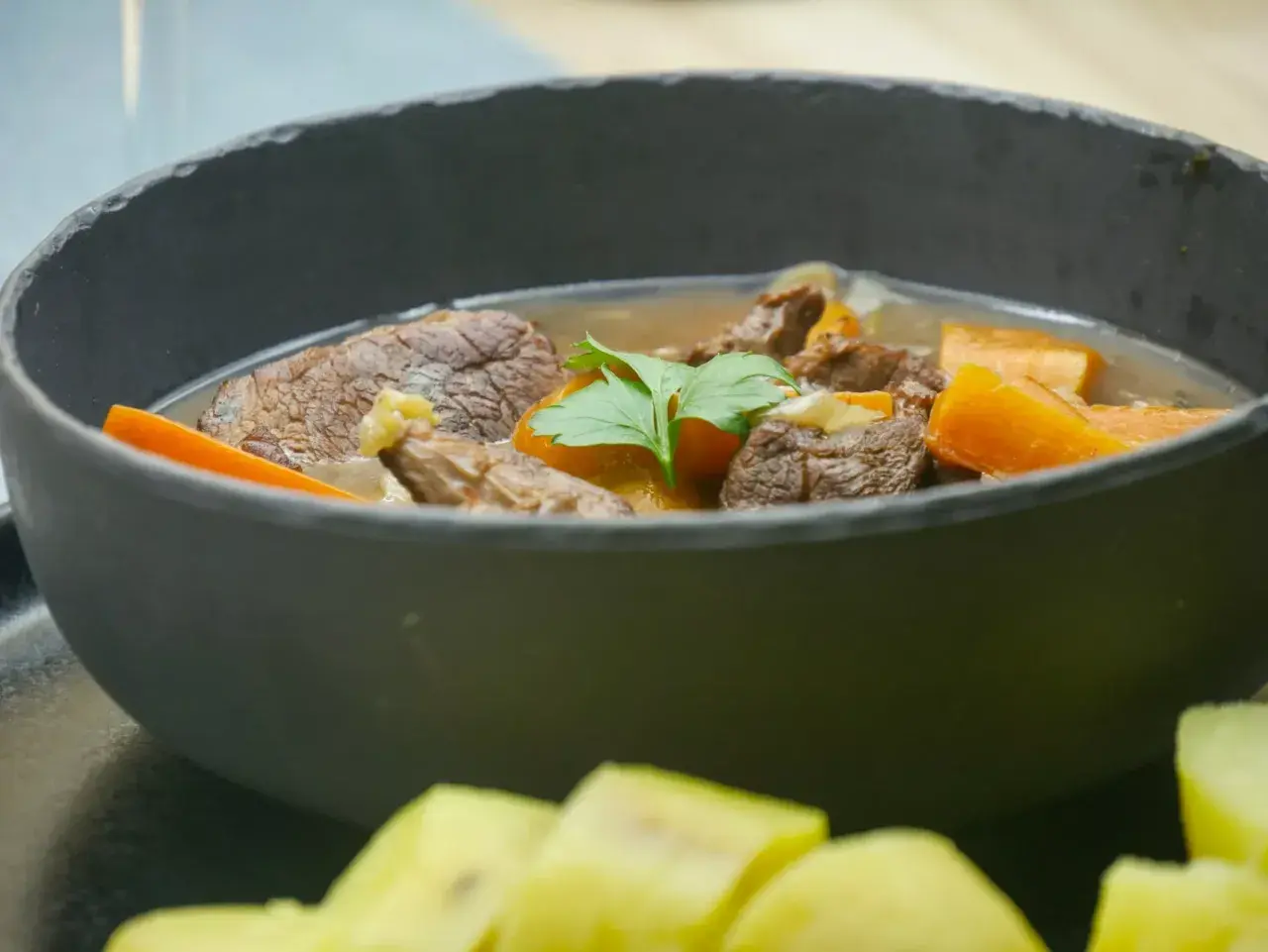 Un plat réconfortant de sauté de veau aux carottes, garni de persil. Quel vin avec sauté de veau aux carottes ? Un rouge léger ou un blanc corsé.