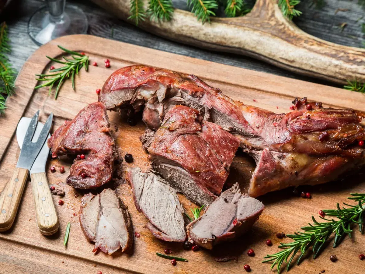 Gigot de 7 heures, tendre et juteux, prêt à être dégusté. Quel vin avec un gigot de 7 heures ? Un vin rouge corsé, comme un Bordeaux ou un Rhône.