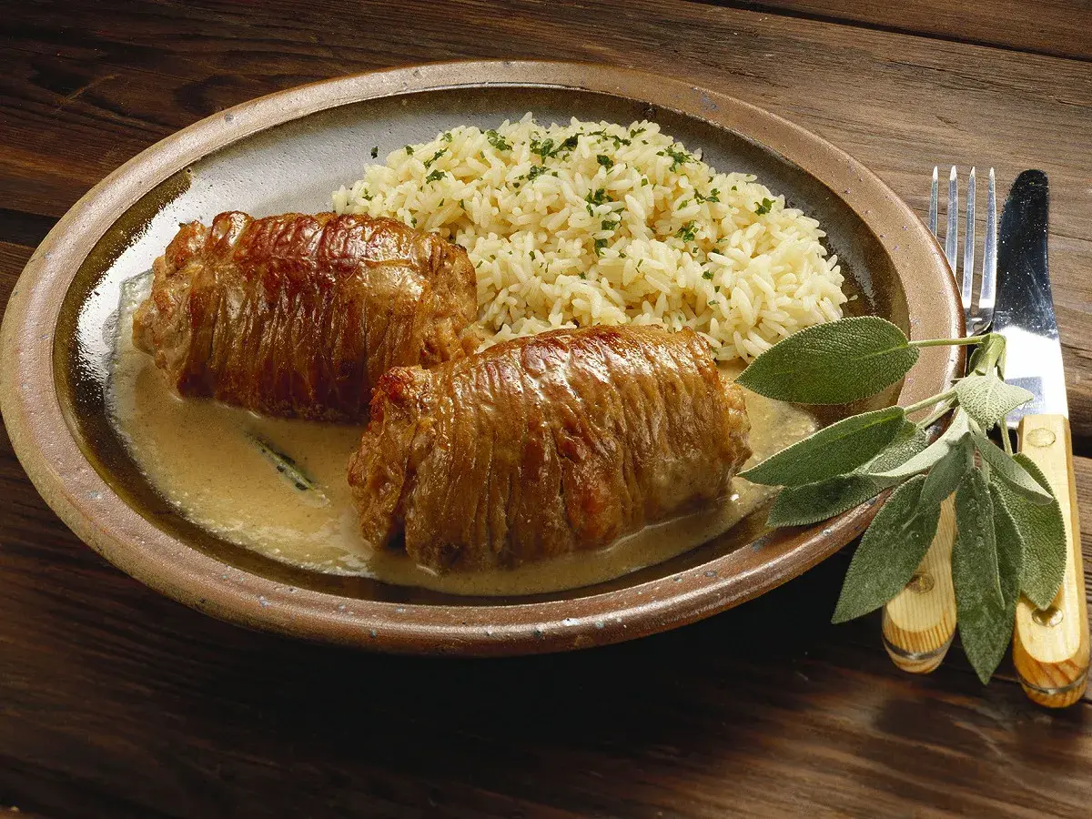 Deux paupiettes de veau en sauce crémeuse, accompagnées de riz persillé. Quel vin avec des paupiettes de veau ? Un blanc sec ou un rouge léger serait parfait.