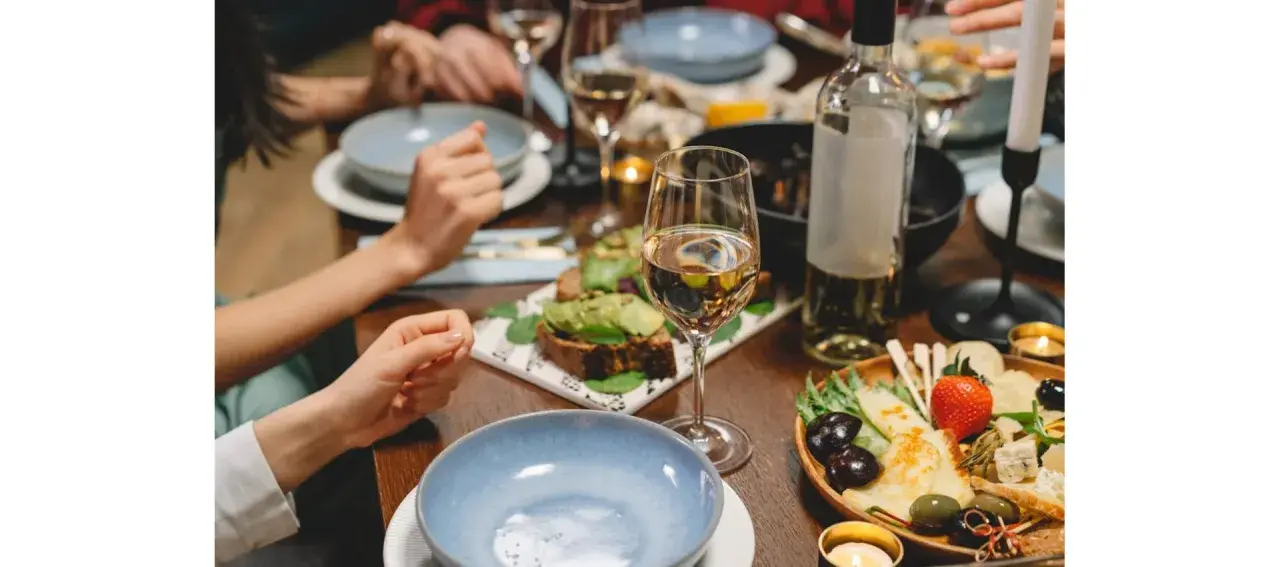 Un dîner convivial avec des toasts à l'avocat, un plateau de fromages et de fruits. Parfait pour savoir que manger avec du cidre.