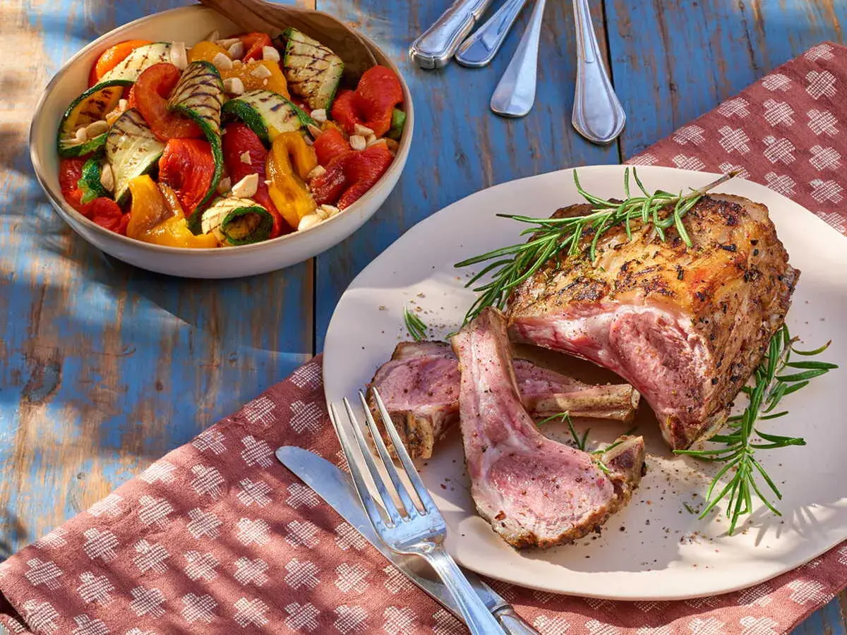 Côtelettes d'agneau grillées, accompagnées d'une salade composée de légumes rôtis. Quelle viande dans une salade composée !