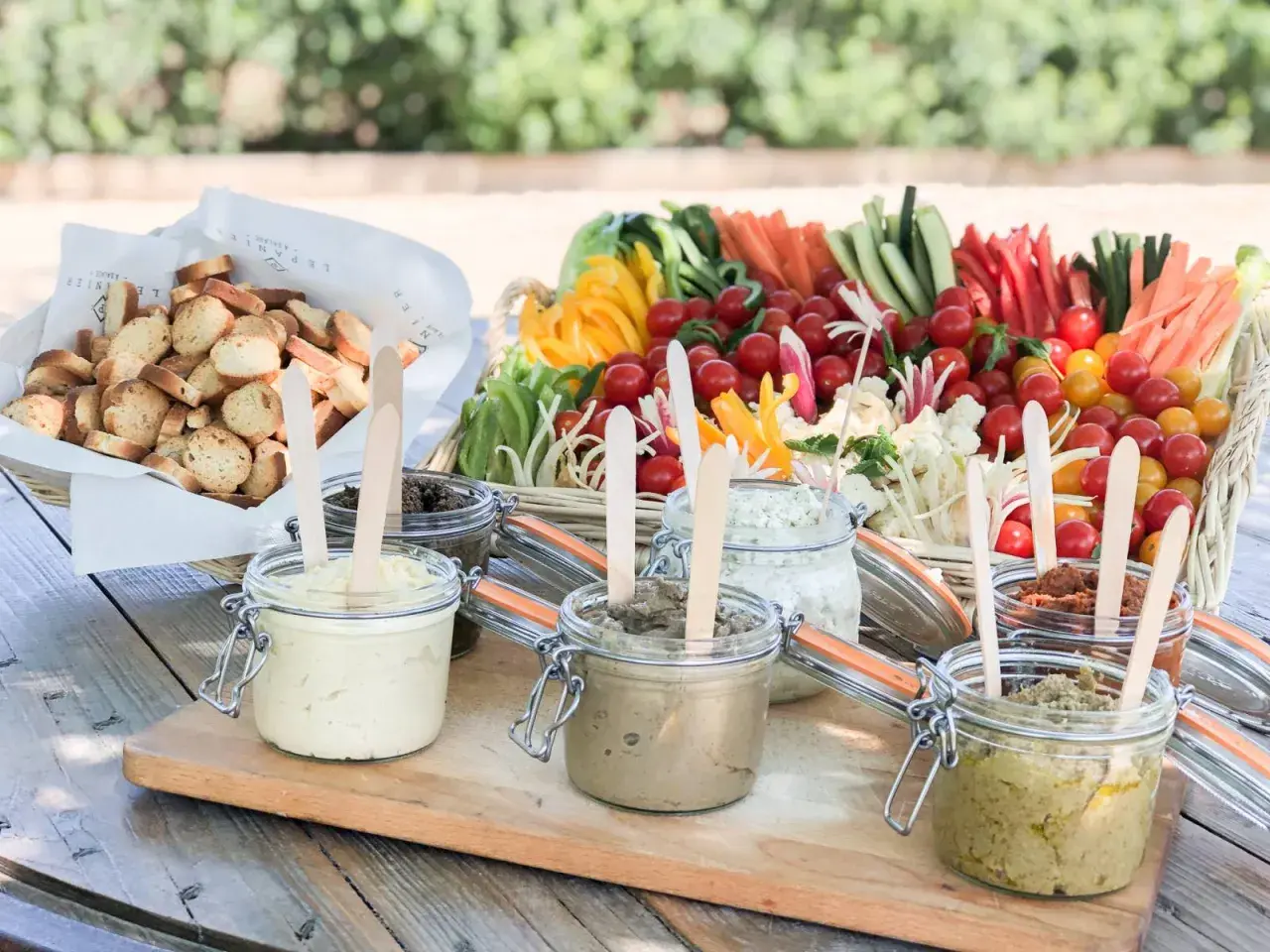 Un plateau coloré de légumes croquants et de tartinades variées, parfait pour une recette de crudités pour buffet.