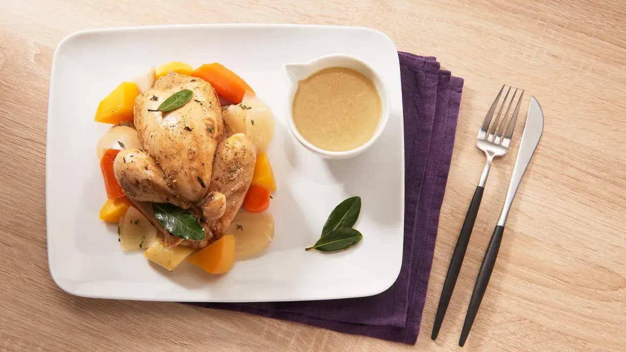 Un coq au Riesling, servi avec des légumes racines rôtis et sa sauce onctueuse. Quel accompagnement avec un coq au riesling ? Ces légumes sont parfaits !