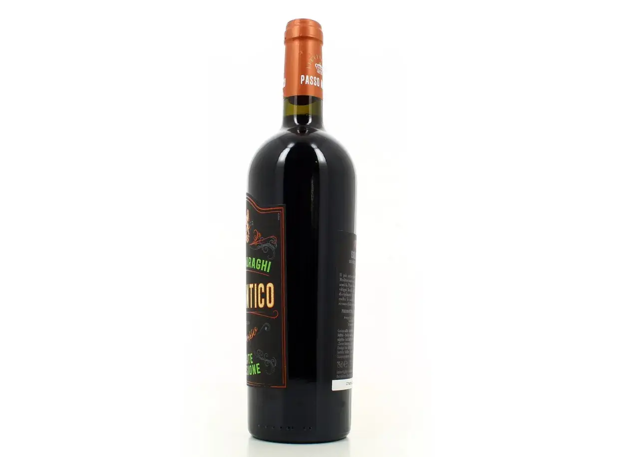 Bouteille de vin rouge "Isola dei Nuraghi", avec une étiquette noire ornée de motifs dorés et verts.