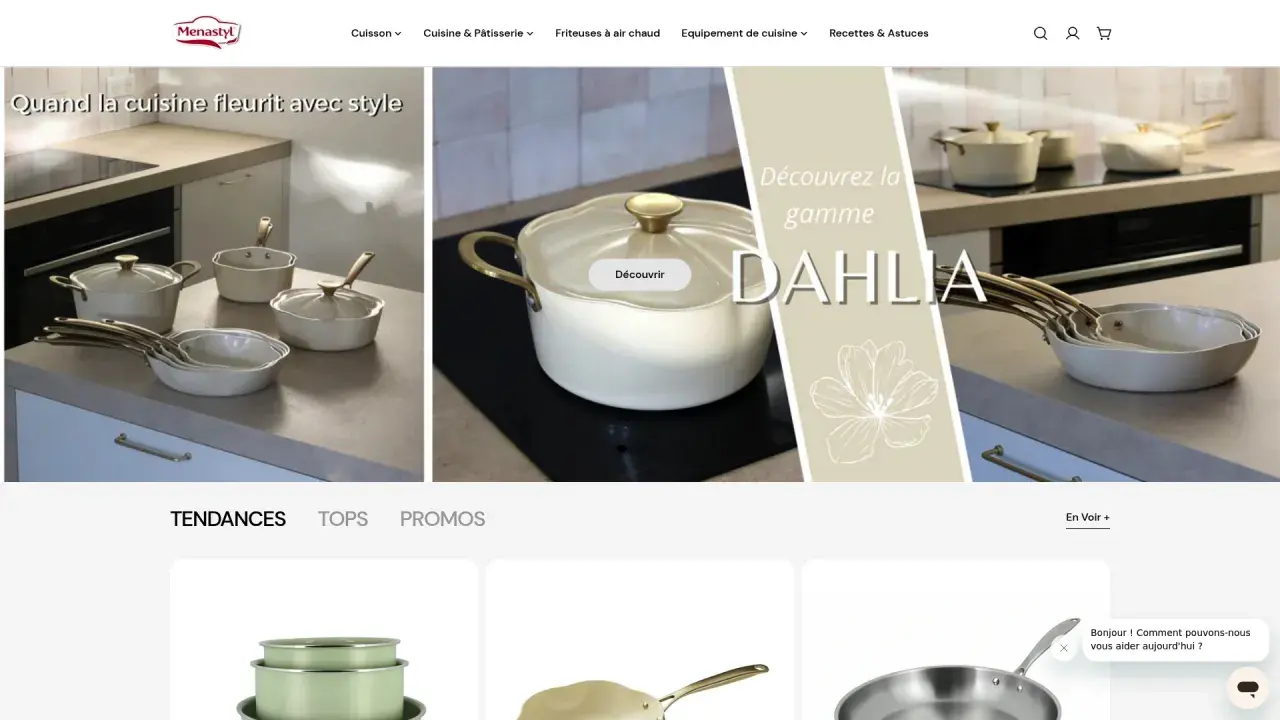 Une belle cocotte inox four et des poêles empilées sur un plan de travail. La gamme Dahlia est mise en avant.