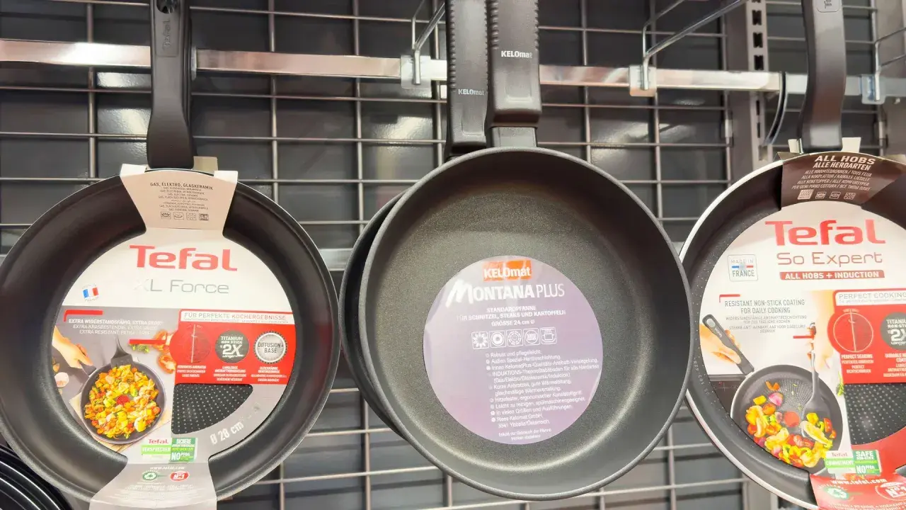 Poêles Tefal en aluminium, certaines avec revêtement antiadhésif. Attention au danger potentiel de l'aluminium chauffé.