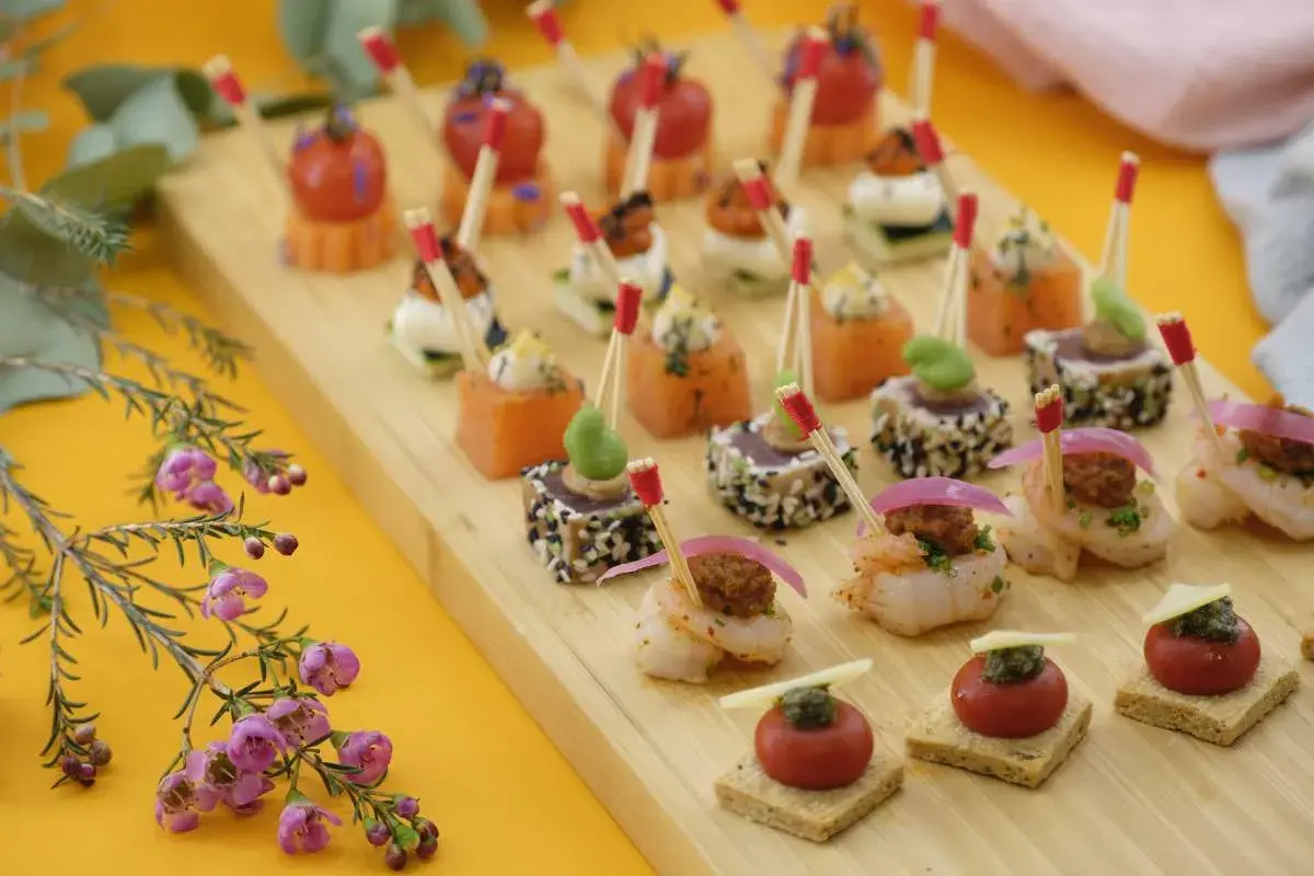 Plateau de petits fours sucrés et salés. Combien de petit four sucré par personne en dessert ? Difficile à dire, il y en a pour tous les goûts !