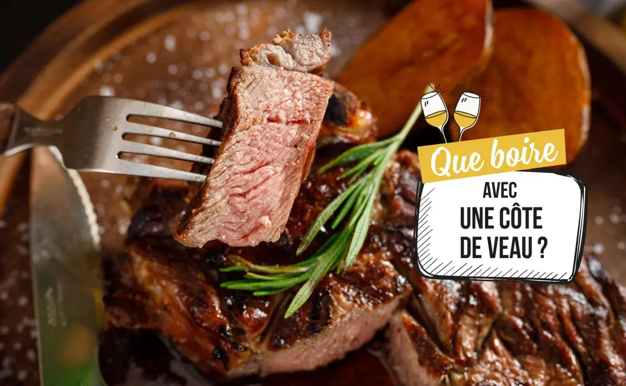 Une côte de veau juteuse sur une fourchette, avec une branche de romarin. Le texte demande : "Que boire avec une côte de veau ?