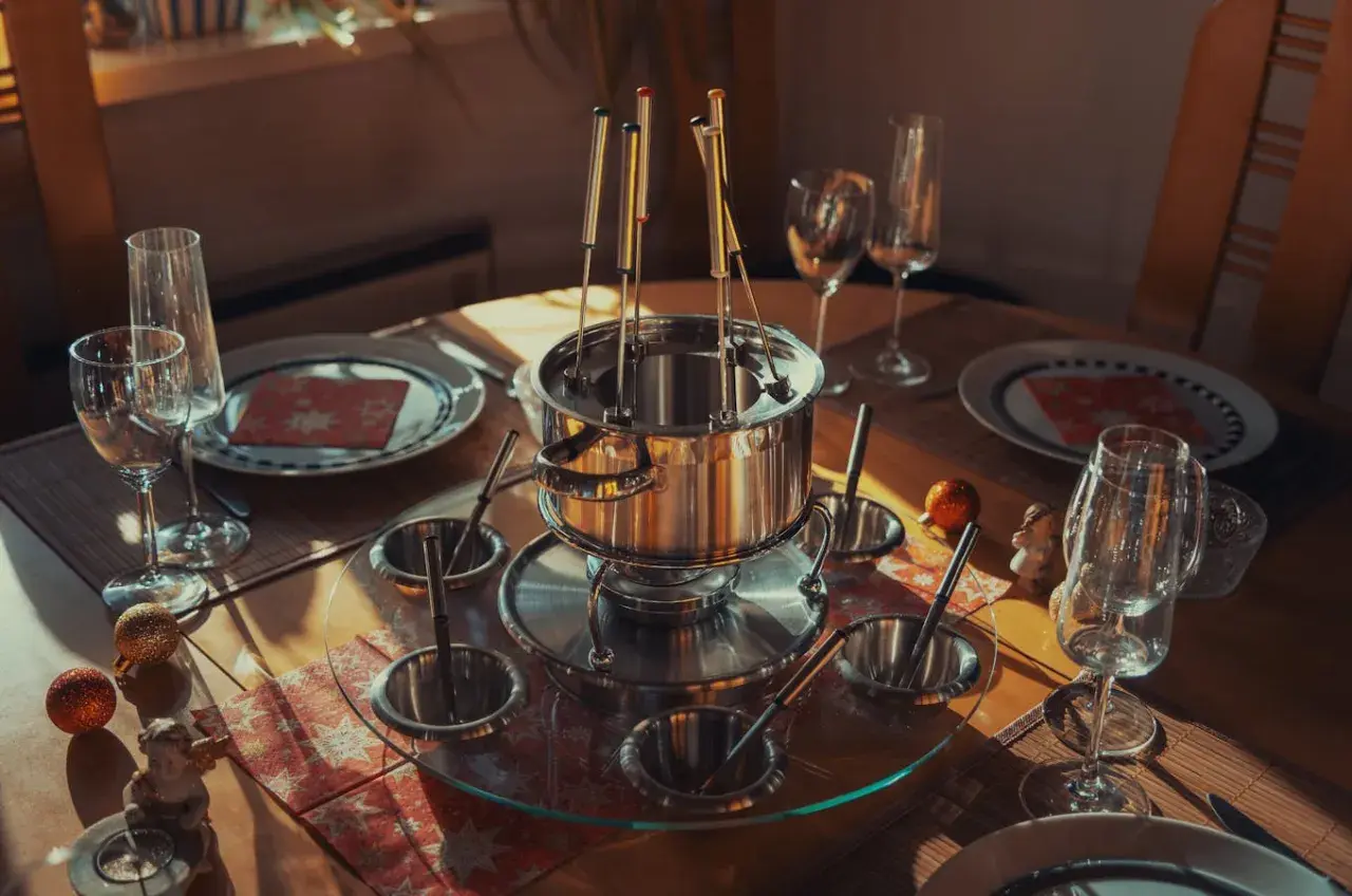 Table dressée pour une fondue chinoise, avec un caquelon, des piques et des bols. Idéal pour savoir que boire avec une fondue chinoise.