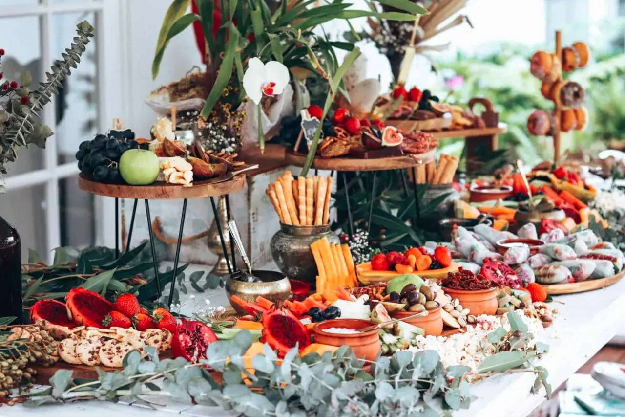 Magnifique présentation de fruits pour buffet : fruits rouges, figues, grenades, kiwis, et bien plus encore, disposés avec soin.