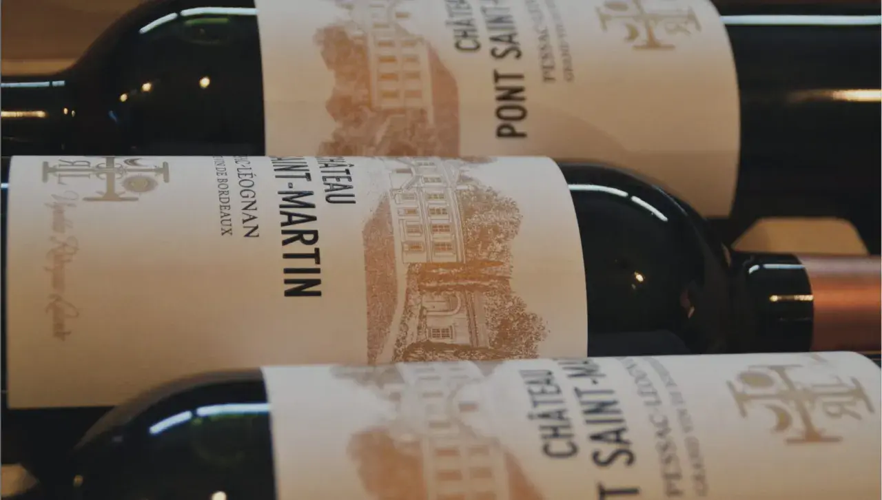 Bouteilles de vin Château Pontet-Canet, millésime Pessac-Léognan, avec une gravure de château sur l'étiquette.