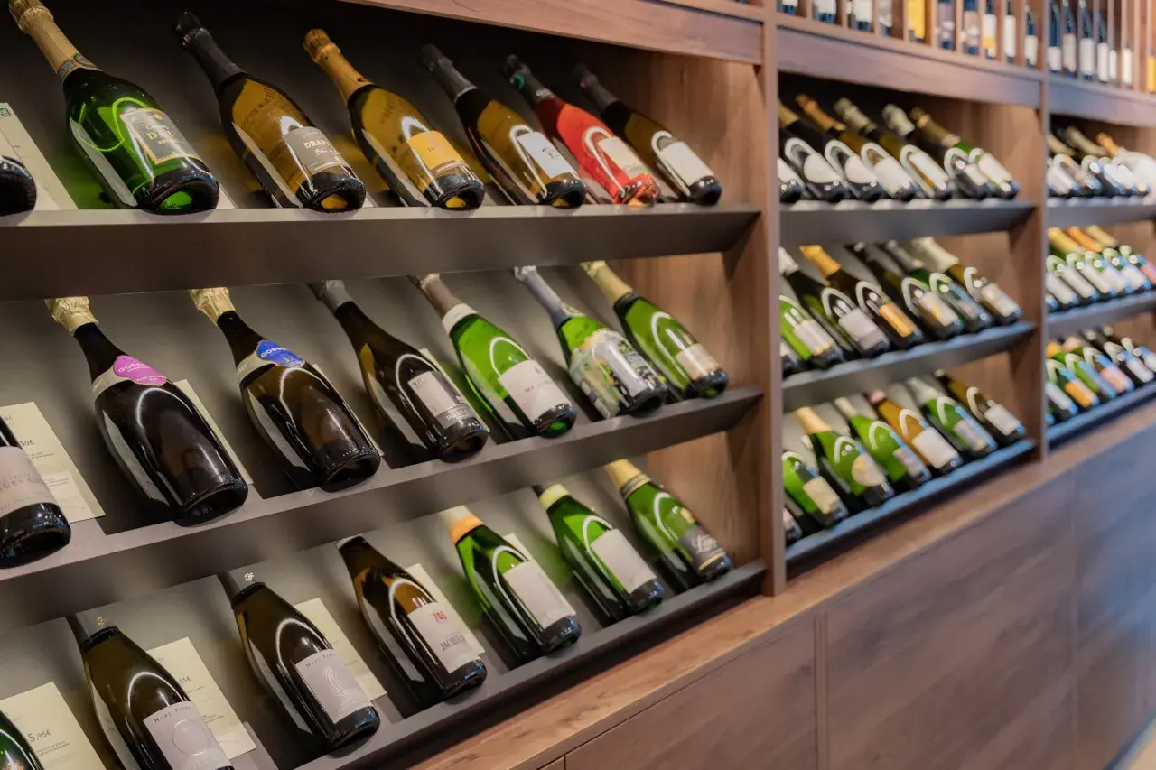 Rayons remplis de bouteilles de champagne. Une bouteille de champagne pour combien de personnes ? La réponse dépend de la taille de la fête !