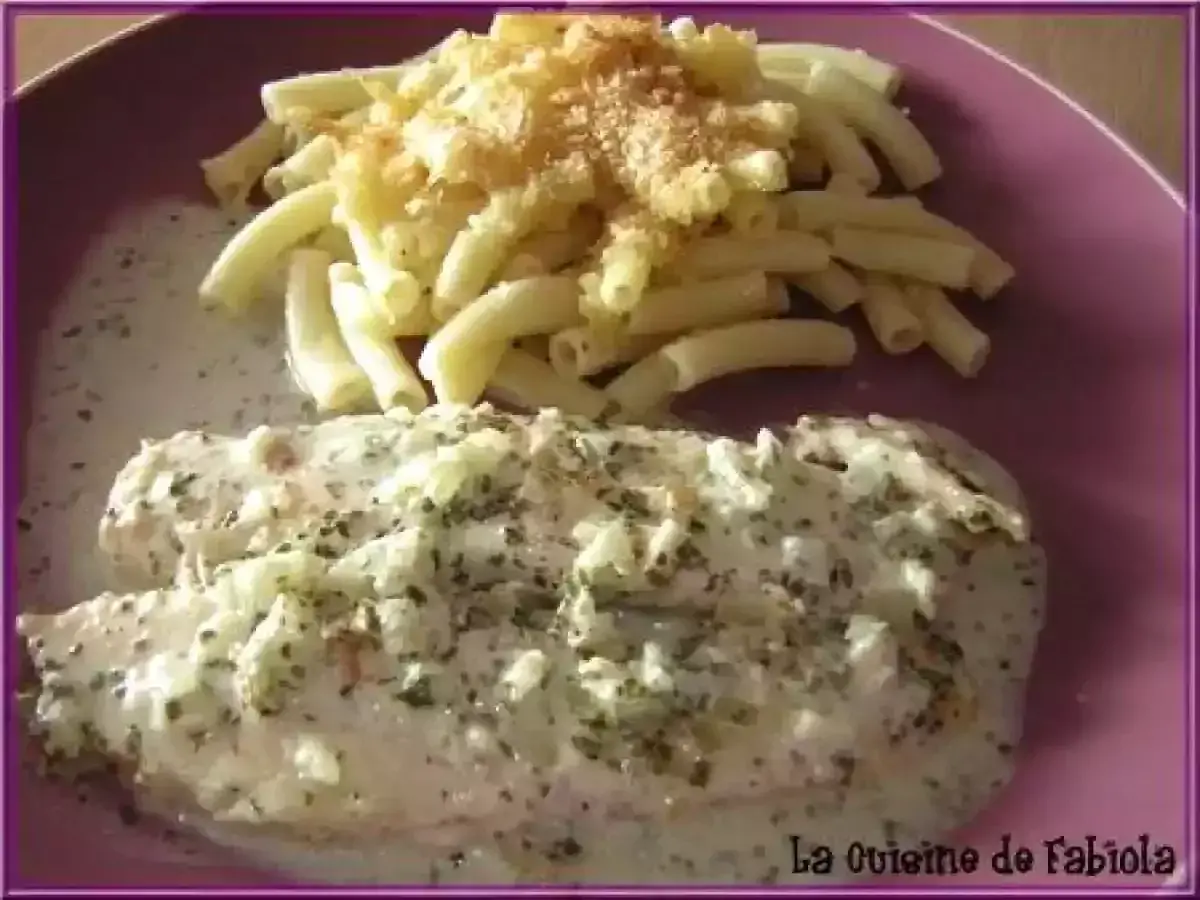 Délicieux poisson à la crème et vin blanc, servi avec des pâtes. Un plat savoureux pour un repas gourmand.