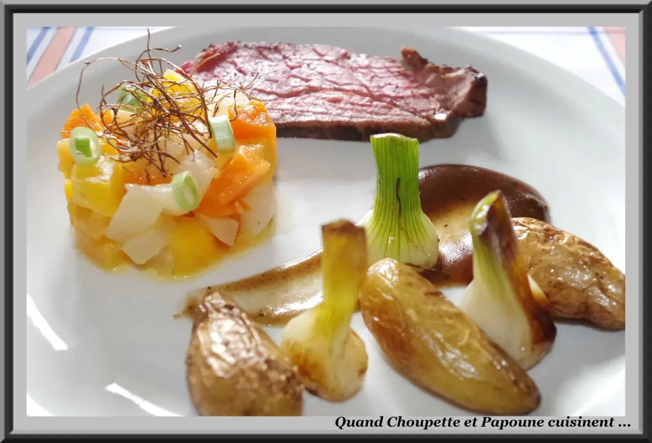 Tranche de rosbeef froid, accompagnée d'une timbale de légumes croquants, de pommes de terre rôties et de petits oignons grelots.