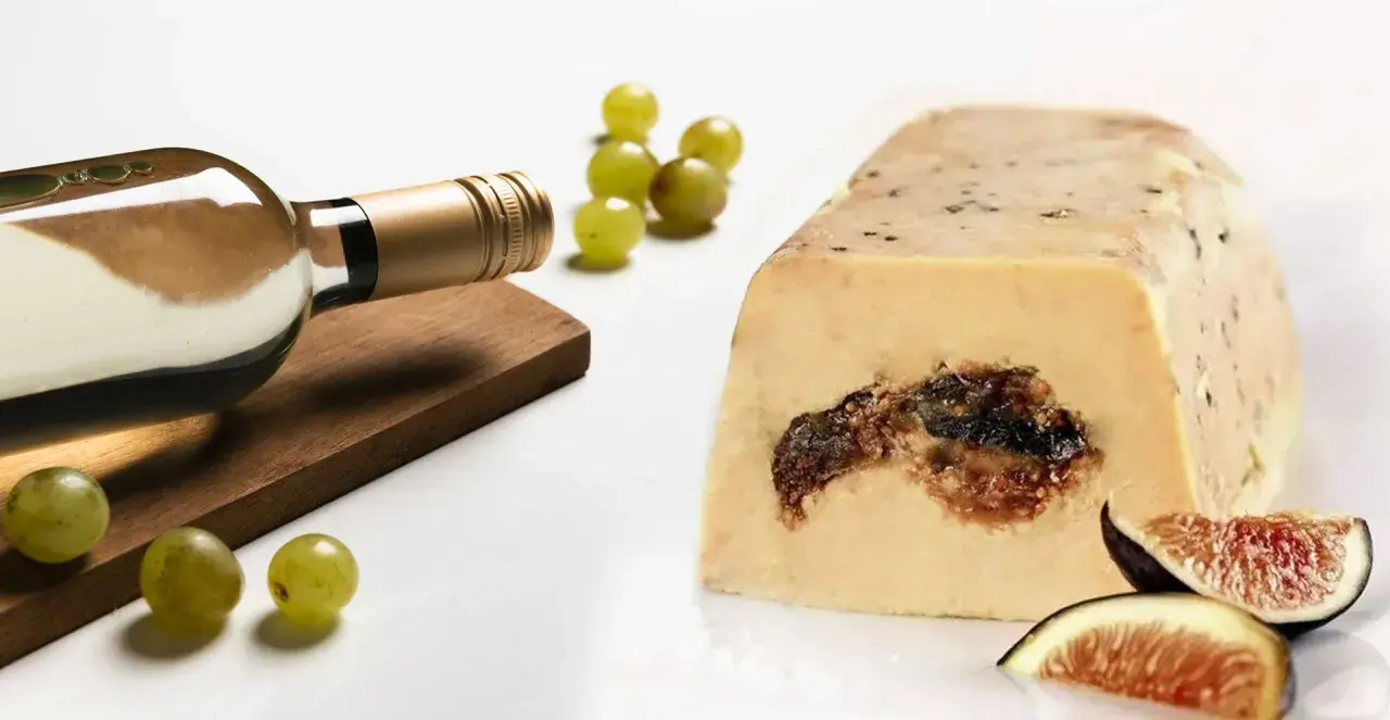 Bouteille de vin blanc, raisins et foie gras aux figues. Quel vin avec foie gras poêlé ? Une association gourmande.