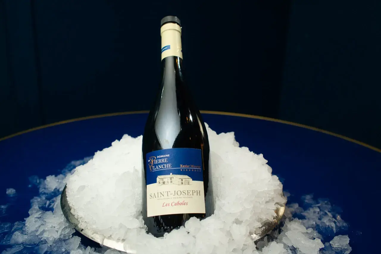 Bouteille de vin Saint-Joseph Les Caboles sur de la glace.
