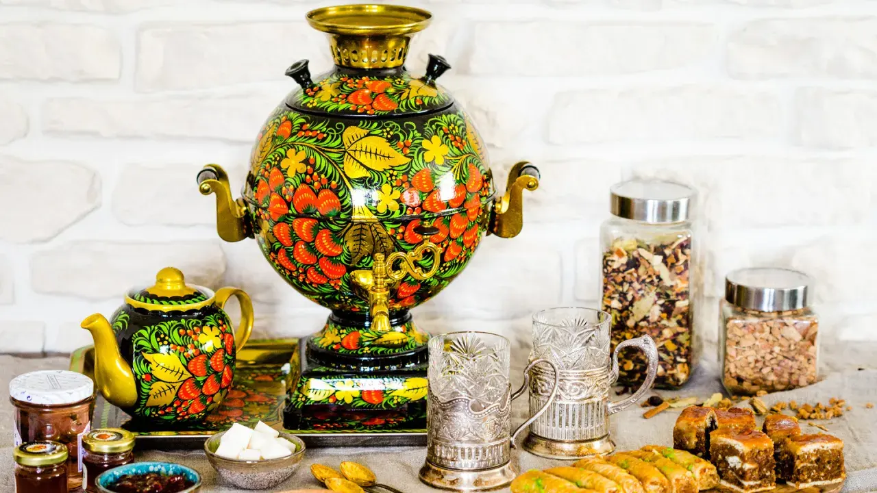Samovar décoré de motifs floraux, prêt pour le thé. Son fonctionnement est simple : chauffer l'eau pour une pause gourmande.